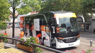 Der Tourbus vor dem Fellbacher Rathaus. 