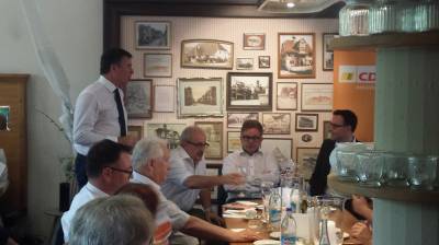 Christoph Palm schenkt Guido Wolf einen \