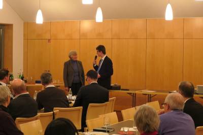 Mitgliederehrung: Fabian Zahlecker beglckwnscht Ute Palm fr 25-jhrige Mitgliedschaft