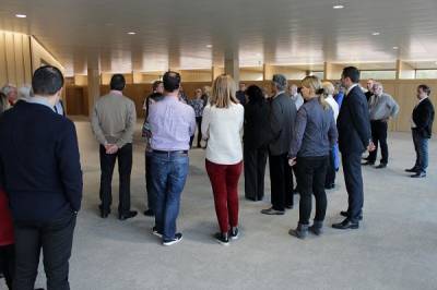 Die Besucher werden im Foyer vor dem Plenarsaal empfangen. 