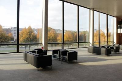 Vom Foyer hat man einen schnen Blick in den Schlossgarten und auf den Eckensee. 