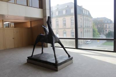 Diese Skulptur befindet sich in der Lobby. 