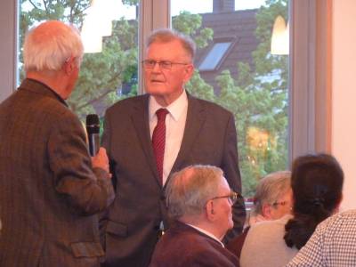 Der Ministerprsident a.D. stand fr Fragen zur Verfgung. 