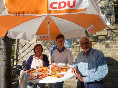 Auf dem Schmidener Wochenmarkt ist die CDU dreimal mit einem Infostand vertreten