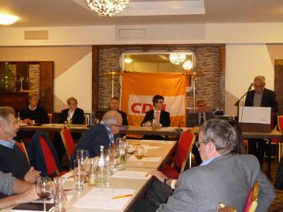 Kreisrat Erich Theile spricht zum Plenum