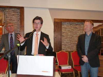 Fabian Zahlecker dankt David Mller fr die Tagungsleitung und die sechs Jahre als Kreisgeschftsfhrer