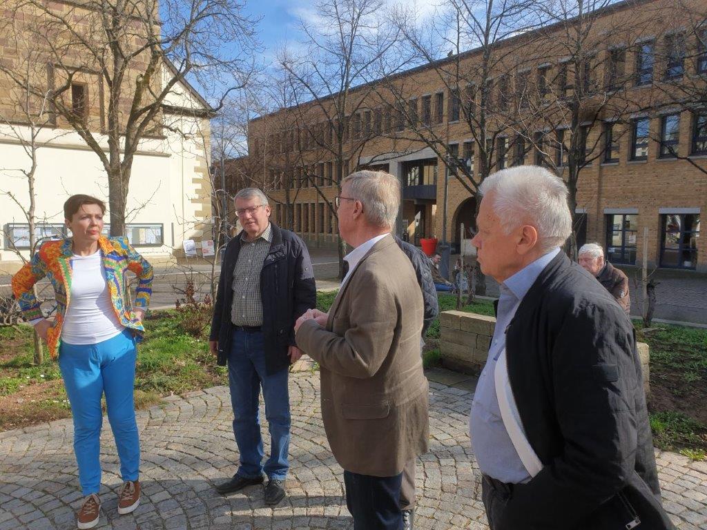 Bürgermeisterin Beatrice Soltys beim CDU-vor-Ort-Termin mit den Stadträten Franz Plappert, Hans-Ulrich Spieth und Erich Theile.